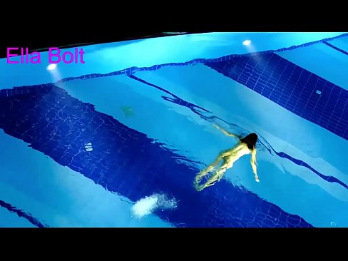 ❤️ Nu mă pot opri din privit, tânără blondă surprinsă înotând goală în piscina stațiunii ELLA BOLT ❌  at porn ro.filmepornonline.ru ❌️